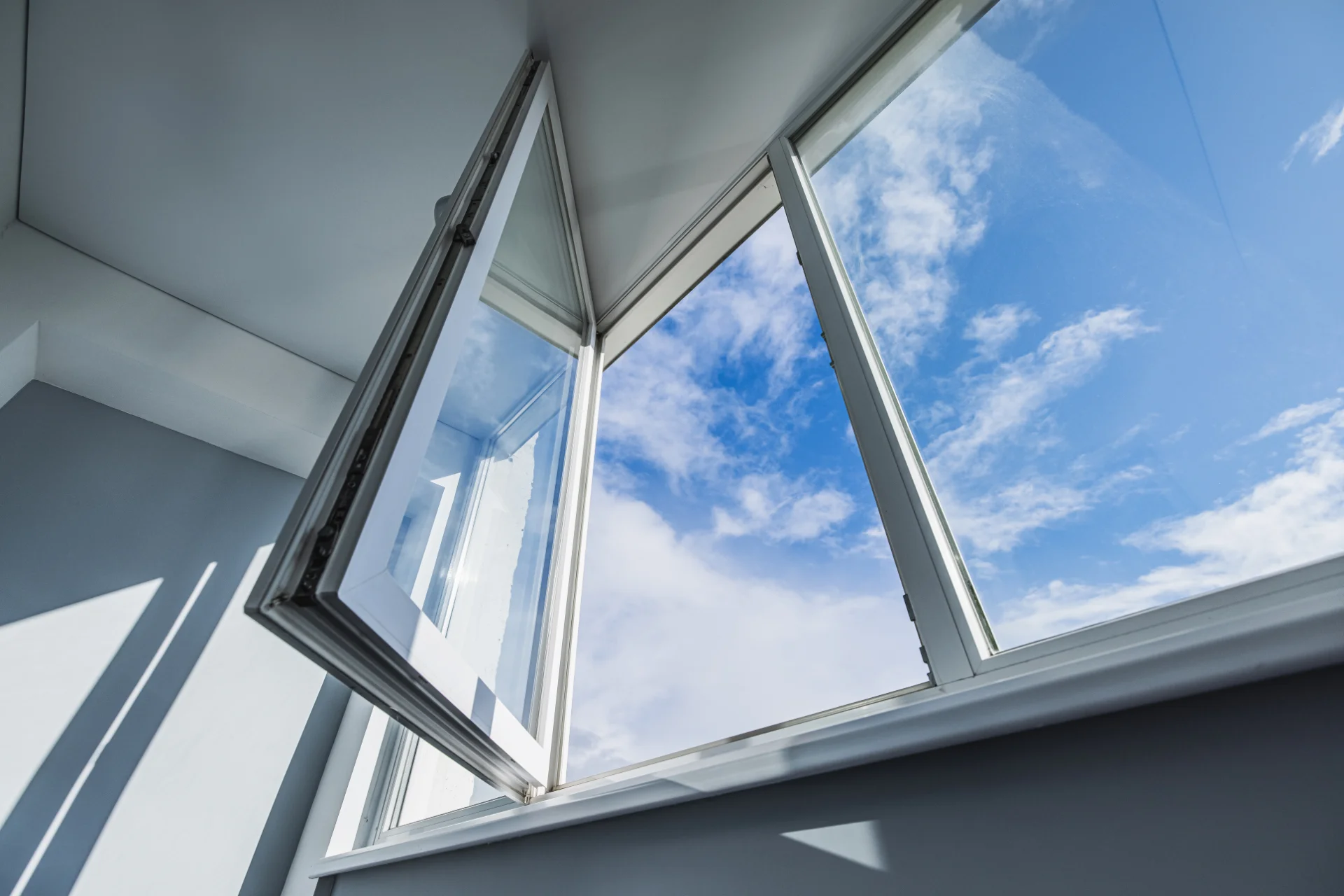 VLX 80 Casement Window in San Francisco, CA | Lightwell Windows San Francisco - detail 1